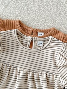 SHEIN 4件組女嬰卡其色+杏色羅紋毛絨針織軟布長袖圓領荷葉邊上衣與長褲休閒時尚保暖韓風套裝，適合秋冬日常穿著與多種場合百搭造型 - 彩色 - 查看 6
