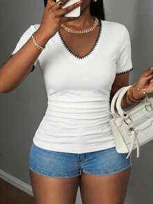Slaydiva Casual Minimalist Seashell Craft Contrast Color V-Neck Plus Size White T-Shirt - White - View 4