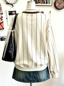 Lalippa Áo nỉ chui đầu nữ phong cách vintage Mỹ, sọc dọc, cổ tròn, kiểu collegiate, in chữ BOSTON kèm huy hiệu, phối bo gân tương phản, dáng rộng, vai trễ, casual - Nhiều màu - Xem 2