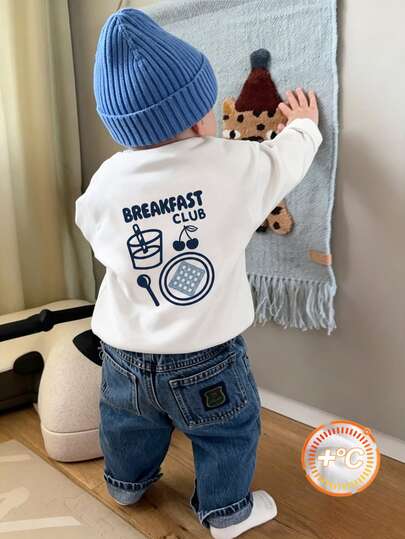 Sudadera de manga larga blanca para niños (pequeña), con gráfico de dibujos animados con temática de desayuno impreso en el pecho izquierdo, que incluye el texto en inglés "BREAKFAST CLUB", el patrón incluye bebidas, gofres, cerezas y cuchara. Cuello, puños y bajo acanalados