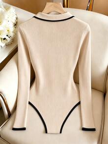 SHEIN 女款拼色 Polo 領羅紋針織連身內衣，修身長袖底層，法式黑白包邊翻領，高彈力收腰塑形內著，奶油白對比邊 V 領 Polo 針織連身衣，直條紋顯瘦 - 彩色 - 查看 2