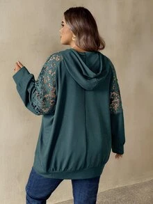 SHEIN CURVE+ بلوزة رياضية نسائية مقاس كبير بلون أخضر سادة مع حواف دانتيل وأكمام راجلان ورباط قابل للسحب وغطاء رأس للخريف - أخضر - مشاهدة 2