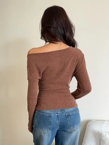 Aloruh Atasan Rajut Lengan Panjang Wanita dengan Leher Asimetris, Patchwork Renda, dan Pinggang Berkerut - Coklat - View 2