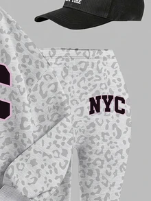 灰色調時尚豹紋運動風拼色 NYC 字母圖案女童休閒套裝，柔軟舒適寬鬆圓領套頭衛衣＋內搭褲 2 件組，適合秋冬日常、街頭、開學季，美式高街甜酷慵懶休閒風 - 白色 - 查看 6