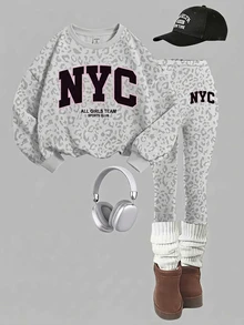 灰色調時尚豹紋運動風拼色 NYC 字母圖案女童休閒套裝，柔軟舒適寬鬆圓領套頭衛衣＋內搭褲 2 件組，適合秋冬日常、街頭、開學季，美式高街甜酷慵懶休閒風 - 白色 - 查看 2
