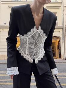 Siren Gaze 女款設計師對比色刺繡蕾絲拼接西裝外套，V領修身蕾絲拼接西裝外套，黑色西裝外套 - 黑色 - 查看 2