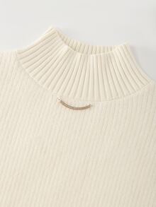 GlowEve CURVE Sweater Pullover Wanita Plus Size Warna Off White dengan Kerah Mock Neck untuk Musim Gugur dan Musim Dingin, Dekorasi Logam, Lapisan Fleece, Slim Fit Dasar Serbaguna Lengan Panjang - Krem - View 4