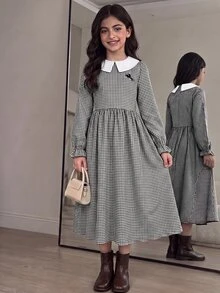 SHEIN Tween女孩秋冬學院風拼色領口長袖格紋洋裝－黑白配色，修身剪裁，結合拼色拼接、精緻復古小Logo刺繡、百褶設計與蓬鬆大裙擺（公主裙） - 黑與白 - 查看 2