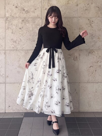 Bijouette 和風墨絵花柄パッチワークプラスサイズロングドレス、ブラックニットフレア長袖で腕を優しくカバー、ハイウエストベルベットタイデザインで体型バランスを最適化、墨絵グラデーション小花柄フルスカートで流れるように欠点を隠す、ゆったりしたプラスサイズフィットで体型に合わせやすい、通勤デートお出かけに最適な優しい雰囲気のパッチワークロングドレス