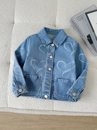 SHEIN Chaqueta y abrigo de mezclilla con diseño de estampado de corazón para niñas, nuevo estilo lindo para primavera/otoño, lavado de mezclilla azul medio, corte ajustado, tela cómoda y suave, moda casual versátil, adecuado para la escuela diaria, vacaciones, Acción de Gracias, Navidad o temporada de regreso a la escuela en otoño