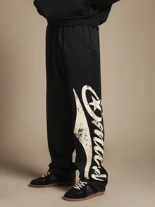 SUMWON Pantalon de jogging en molleton noir à jambes larges avec imprimé logo graffiti surdimensionné sur la jambe, motif étoile et design script crème usé - Noir - Voir 4