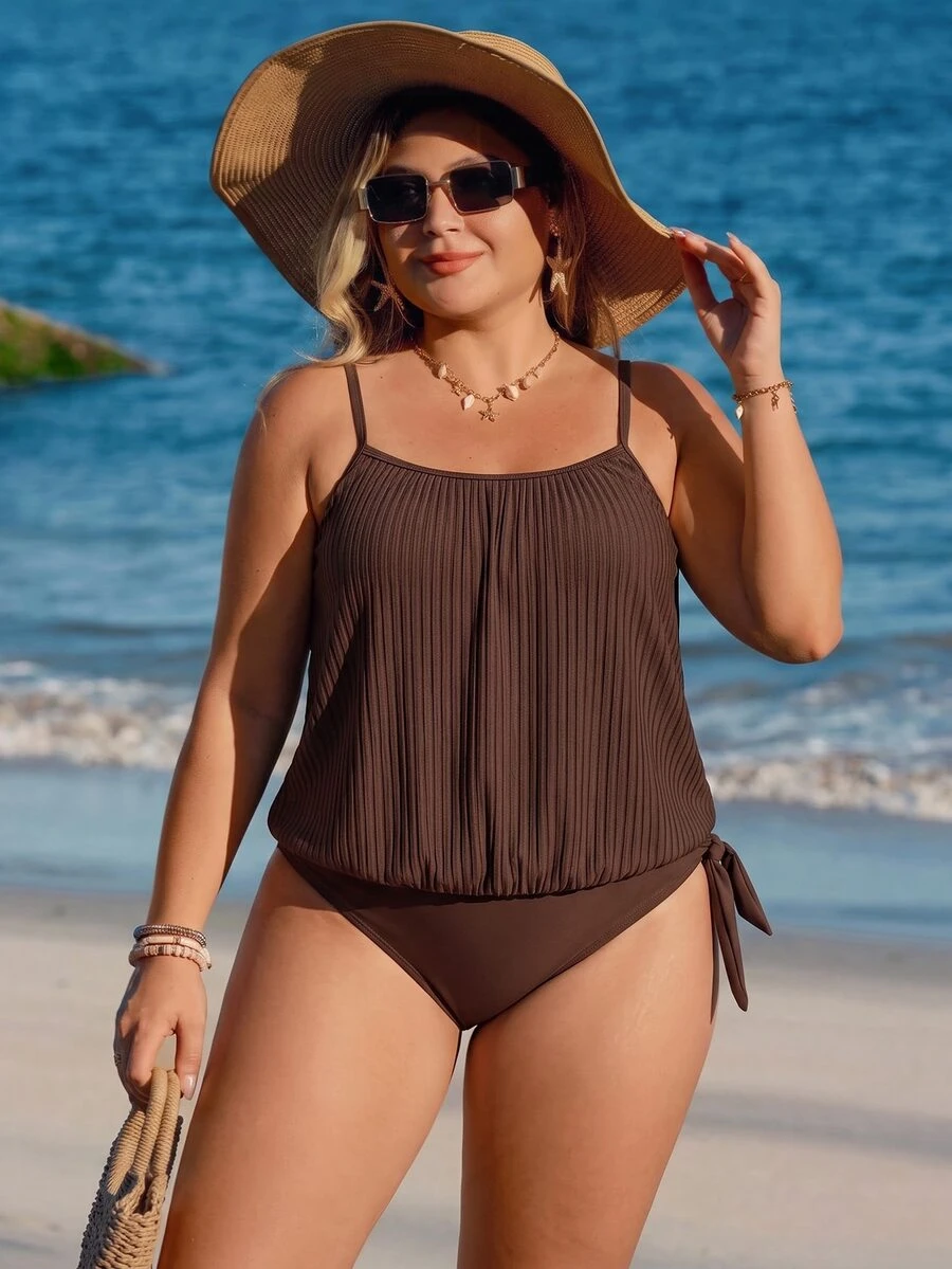 SHEIN Swim 大尺碼女款 2 件式比基尼泳衣套裝,背心上衣搭配三角泳褲,保守優雅可愛,熱帶風情棕色,適合海灘度假派對,夏季穿搭 - 棕色 - 查看 1