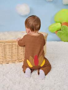 SHEIN Baby Boy Casual Cute Funny Family Matching Photoshoot Turkey Expression Colorful Tail Embroidered Textured Fabric Warm Jumpsuit Autumn Brown - Brown - View 2