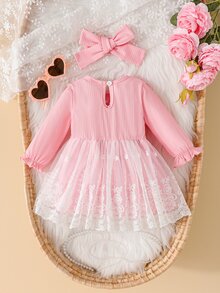 SHEIN 新生女嬰粉色直條紋刺繡花朵蝴蝶結拼接白色網紗洋裝與髮帶兩件套 - 粉色 - 查看 3