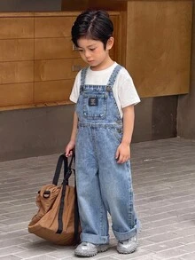SHEIN 兒童小男孩新款時尚休閒寬鬆藍色牛仔吊帶褲，附貼標，秋季男孩返校服裝，幼兒校園穿搭 - 中等水洗藍 - 查看 5