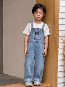 SHEIN 兒童小男孩新款時尚休閒寬鬆藍色牛仔吊帶褲，附貼標，秋季男孩返校服裝，幼兒校園穿搭 - 中等水洗藍 - 查看 7