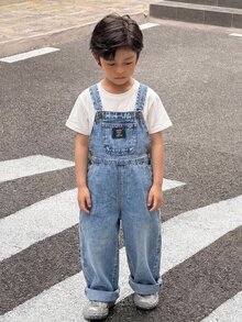 SHEIN 兒童小男孩新款時尚休閒寬鬆藍色牛仔吊帶褲，附貼標，秋季男孩返校服裝，幼兒校園穿搭 - 中等水洗藍 - 查看 9