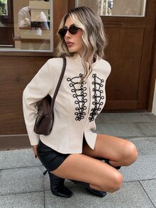 Muvela 女款優雅立領拿破崙軍裝風青蛙扣收腰荷葉邊短夾克，象牙白羊毛混紡下擺外衣，適合秋冬 - 杏色 - 查看 9