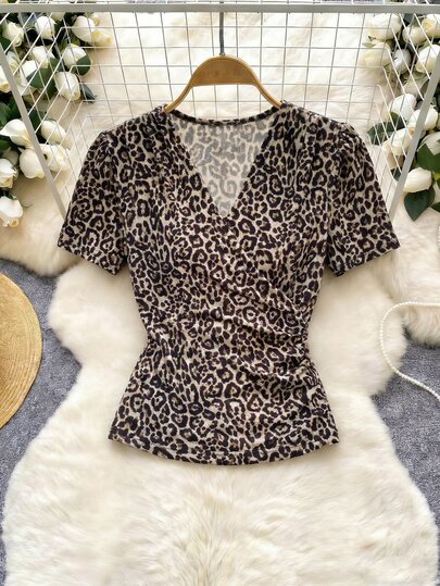 SHEIN Franclia 2026 طبعة جديدة ملابس علوية نسائي أنيق بطبعة نمر مزيف بياقة على شكل حرف V وأكمام قصيرة مع تفاصيل مكدسة، متعدد الاستخدامات للمكتب والعطلات بأسلوب بسيط، قمصان نسائية بطبعة نمر، قمصان بطبعة فهد، قمصان أكمام قصيرة نسائية