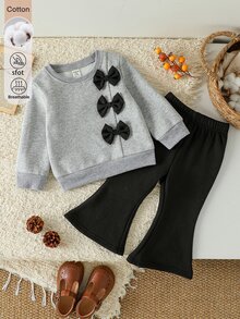 SHEIN 6個月至3歲女嬰對比色3D蝴蝶結棉絨衛衣+對比色絨毛衛褲喇叭褲套裝，時尚百搭，舒適休閒，適合嬰兒外出、上學、派對等場合，女童秋冬服飾 - 彩色 - 查看 4