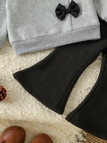 SHEIN 6個月至3歲女嬰對比色3D蝴蝶結棉絨衛衣+對比色絨毛衛褲喇叭褲套裝，時尚百搭，舒適休閒，適合嬰兒外出、上學、派對等場合，女童秋冬服飾 - 彩色 - 查看 7
