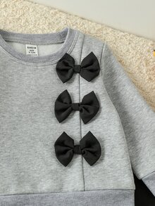 SHEIN 6個月至3歲女嬰對比色3D蝴蝶結棉絨衛衣+對比色絨毛衛褲喇叭褲套裝，時尚百搭，舒適休閒，適合嬰兒外出、上學、派對等場合，女童秋冬服飾 - 彩色 - 查看 5