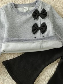 SHEIN 6個月至3歲女嬰對比色3D蝴蝶結棉絨衛衣+對比色絨毛衛褲喇叭褲套裝，時尚百搭，舒適休閒，適合嬰兒外出、上學、派對等場合，女童秋冬服飾 - 彩色 - 查看 9