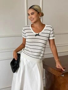 Strévra 女款黑白條紋V領短袖蝴蝶結針織修身上衣，夏季通勤日常可愛法式海岸風返校早午餐穿搭 - 白色 - 查看 5