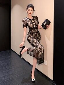 Joudiya 春夏黑色碎花蕾丝连衣裙，优雅百搭，适合情人节、婚礼、派对、时尚活动等场合，修身剪裁，及膝长度，短袖，高开衩设计，女士连衣裙 - 黑色 - 查看 1