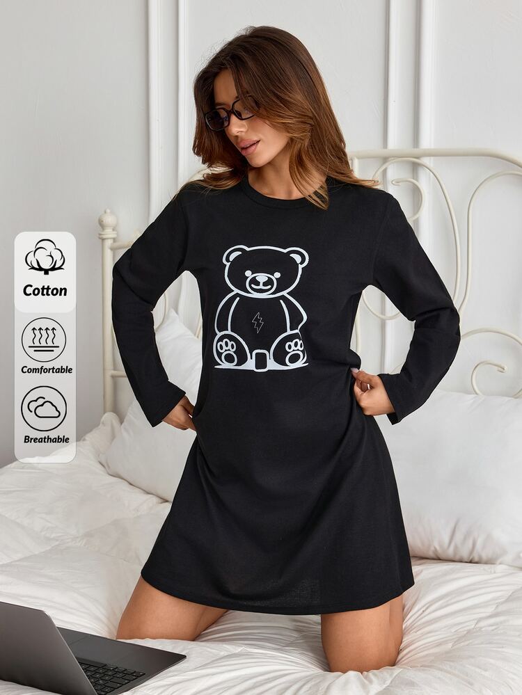 SHEIN فستان نوم نسائي مقاس كبير من القطن باللون الأسود مع طباعة دب لطيف بألوان متباينة، رقبة دائرية وأكمام طويلة، للاسترخاء المنزلي في الشتاء - الأسود - مشاهدة 8