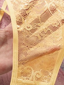 Elorette Conjunto de lencería de 3 piezas: sujetador de encaje sin aros + tanga + liguero con anillos para las piernas - Amarillo - Ver 5
