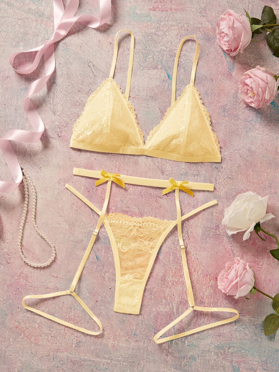 Elorette Conjunto de lencería de 3 piezas: sujetador de encaje sin aros + tanga + liguero con anillos para las piernas - Amarillo - Ver 1
