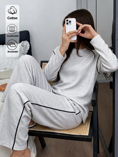 SHEIN Cottnline طقم نسائي من قطعتين باللون الرمادي الفاتح السادة بتصميم بسيط وكاجوال محتشم، منسوج بنقشة الوافل، بأكمام طويلة، مع حواف متباينة، وبنطال مستقيم الساق بقصة مريحة، مناسب للنوم والخريف