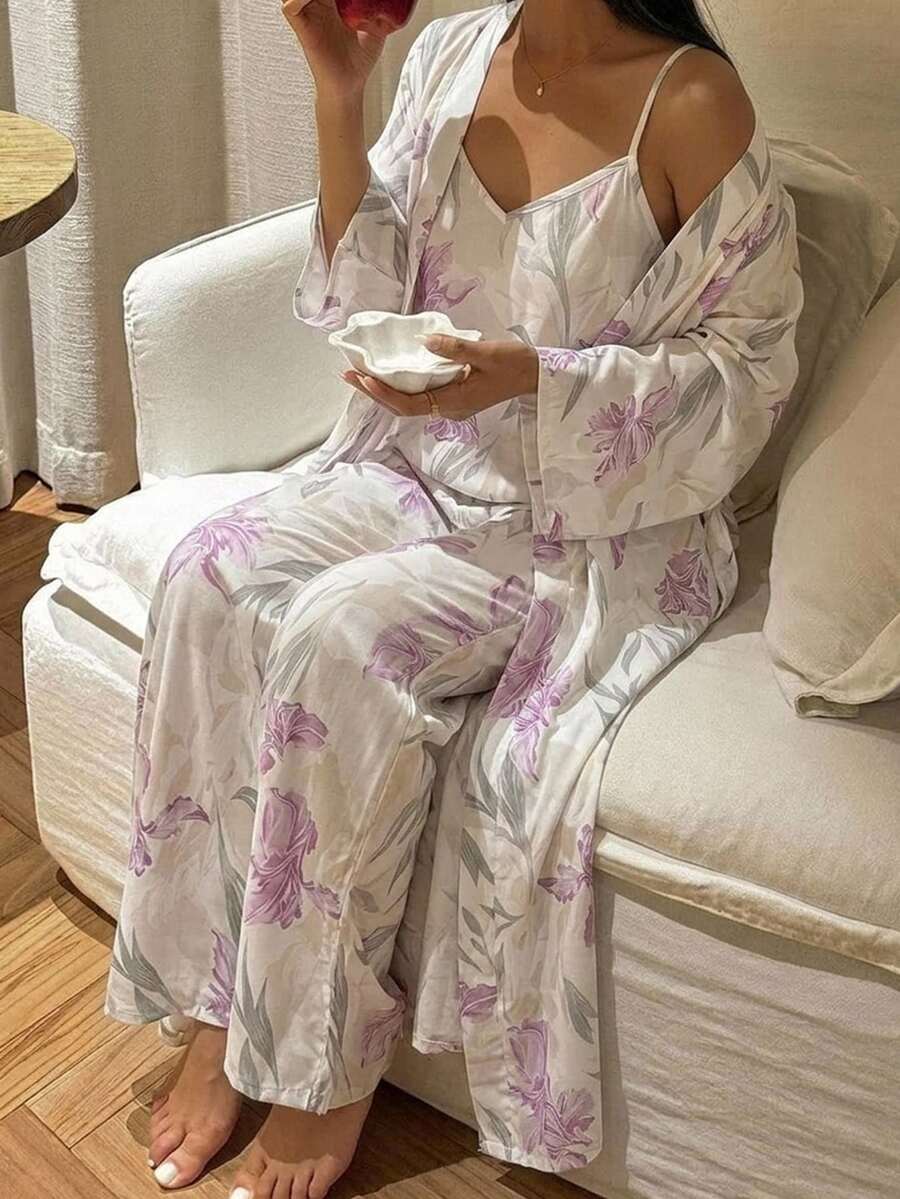 DAZY 3件組女款睡衣套裝,含花卉印花細肩帶背心、直筒長褲與長款睡袍 - 白色 - 查看 1