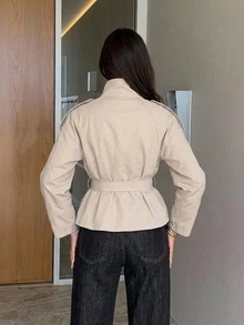 Siren Gaze 秋冬女款米色短款風衣，高領設計配格紋袖口細節，繫帶夾克，女款秋季外套，漏斗領外出夾克 - 杏色 - 查看 7