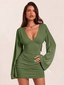 SHEIN BAE فستان قصير ضيق مجسم بتجاعيد وأكمام واسعة وياقة V عميقة باللون الأخضر العشبي للخريف والشتاء، مناسب لعيد الشكر ويوم الموتى والغداء المتأخر - أخضر عسكري - مشاهدة 4