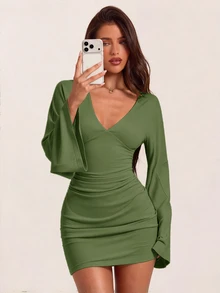 SHEIN BAE فستان قصير ضيق مجسم بتجاعيد وأكمام واسعة وياقة V عميقة باللون الأخضر العشبي للخريف والشتاء، مناسب لعيد الشكر ويوم الموتى والغداء المتأخر - أخضر عسكري - مشاهدة 5