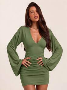 SHEIN BAE فستان قصير ضيق مجسم بتجاعيد وأكمام واسعة وياقة V عميقة باللون الأخضر العشبي للخريف والشتاء، مناسب لعيد الشكر ويوم الموتى والغداء المتأخر - أخضر عسكري - مشاهدة 1