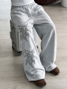 SHEIN Kids Tween Boy Casual Daily Versatile Comfortable Grey Embroidered Pattern Printed Straight Leg Loose Fit Sweatpants, Suitable For Back To School, Birthday Party, Evening Event, Performance, Wedding, Baptism, Opening Ceremony And Other Occasions, Comfortable For Daily Wear, Suitable For School, Travel, Sports, Suitable For Spring, Summer, Autumn, Winter. - Grey - View 4