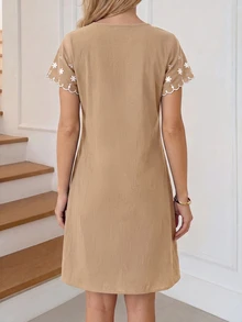 Miaspire 女款刺繡圓領短袖休閒優雅短洋裝 卡其色花卉 夏季野餐早午餐度假風 - 杏色 - 查看 2