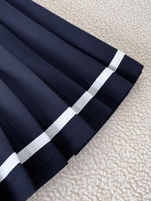 SHEIN 幼女秋季風格兩件套套裝，白色長袖 Polo 上衣與深藍色百褶裙套裝，63% 棉質柔軟透氣，適合校服與日常穿著 - 彩色 - 查看 9