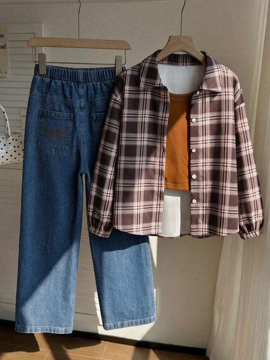 SHEIN 3件組女童秋冬返校套裝 8-13歲,棕色休閒極簡風細肩帶內搭,咖啡色格紋鈕扣領長袖襯衫外套,鬆緊腰蝴蝶結刺繡口袋寬鬆長褲,舒適柔軟運動通勤風,適合春夏秋冬外出,送禮首選 - 棕色 - 查看 1