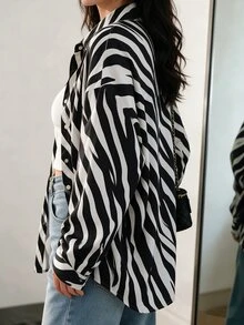 SHEIN Franclia 女款寬鬆經典翻領落肩長袖鈕扣袖口現代黑白斑馬紋秋季上衣，適合萬聖節穿搭 - 黑與白 - 查看 4