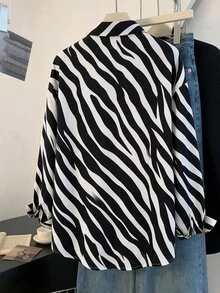 SHEIN Franclia 女款寬鬆經典翻領落肩長袖鈕扣袖口現代黑白斑馬紋秋季上衣，適合萬聖節穿搭 - 黑與白 - 查看 2
