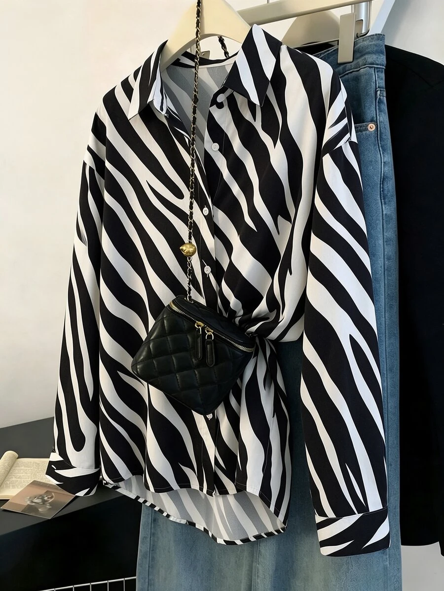 SHEIN Franclia 女款寬鬆經典翻領落肩長袖鈕扣袖口現代黑白斑馬紋秋季上衣,適合萬聖節穿搭 - 黑與白 - 查看 1