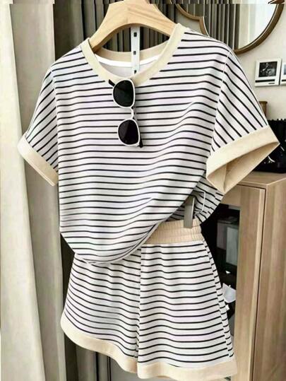 Setelan 2 Potong untuk Anak Perempuan Remaja, Motif Kartun Minimalis Kasual, Kaos Lengan Pendek dan Celana Pendek, Cocok untuk Liburan Musim Panas, Warna Biru dan Putih.