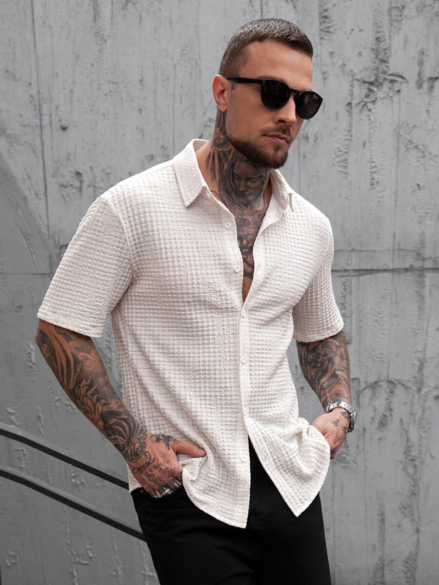 Manfinity CasualCool 男士休闲纯色纹理短袖衬衫,前开襟纽扣,夏季款 - 米色 - 查看 1