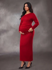 SHEIN Vestido de Maternidad Talla Grande con Hombro Asimétrico Rojo, Manga Larga Ajustada, Diseño de Cintura Fruncida y ajustado, Adecuado para Fiesta Nocturna - Rojo - Ver 2