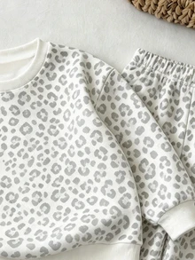 Girls Casual Leopard Print 2pcs Set, Soft Cream Base Color Paired With Light Gray Leopard Print All-Over Design, Round Neck Drop Shoulder Sweatshirt Matched With Elastic Waist Wide Leg Long Pants, Loose Fit Without Restriction, Suitable For Daily Outings, School, Shopping, Fashionable Minimalist, Versatile Outfit For Girls In Autumn/Winter. Halloween, Christmas - Multicolor - View 3
