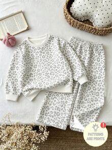 Girls Casual Leopard Print 2pcs Set, Soft Cream Base Color Paired With Light Gray Leopard Print All-Over Design, Round Neck Drop Shoulder Sweatshirt Matched With Elastic Waist Wide Leg Long Pants, Loose Fit Without Restriction, Suitable For Daily Outings, School, Shopping, Fashionable Minimalist, Versatile Outfit For Girls In Autumn/Winter. Halloween, Christmas - Multicolor - View 4